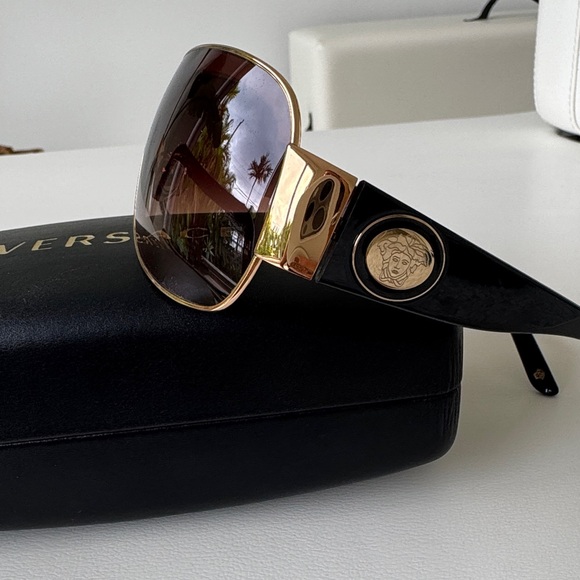 Authentic Versace Shield Gold Frame Sunglasses with Medusa Logo - NWT - Mod 2101 - Picture 3 of 13